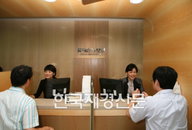 롯데 금융3사, “백화점·마트에서 금융상품 판다”