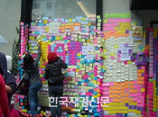 [포토] 뉴욕 JYP 오피스서 메시지 전하는 2PM 팬들