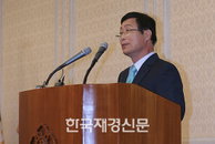 [JK포토] 이윤호 전 장관, “1년 반 동안 함께 해줘서 고맙다”