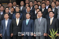 [JK포토] 직원들과 기념촬영하는 이윤호 전 장관
