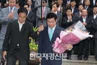 [JK포토] 박수와 꽃을 받고 떠나는 이윤호 전 장관