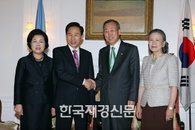 이명박 대통령-반기문 유엔 사무총장 기념촬영 중