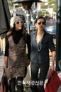 황신혜 패션, 친동생 황정혜 씨 솜씨 ‘붕어빵 자매’