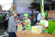 “할아버지 할머니 제가 쑨 호박죽 드세요”