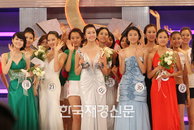 [JK포토] 양손에 트로피 든 슈퍼모델 1위 김혜진 ‘언니들에게 둘러싸여’