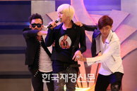 [JK포토] 슈퍼모델 축하무대 나선 지드래곤