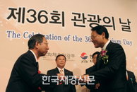 [JK포토] 미소를 띄며 치사하는 유인촌 문화관광체육부 장관