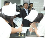 이귀남 법무부장관 소년원 제과제빵반 실습 참관