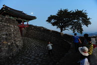 금성 산성 위에 보름달