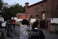 고은 시인의 노벨상 ‘낭보’ 기다리는 취재진
