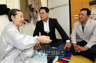 유인촌 장관, 뇌졸증 투병 중인 공옥진 여사 방문위로
