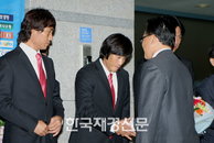 [JK포토] 코칭스탭프와 악수하는 조중훈 대한축구협회장