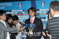 [JK포토] 인터뷰하는 홍명보 감독