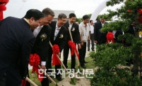 유석렬 사장(사진 왼쪽 세 번째), 스캇 메큐엔 부사장(사진 왼쪽 두 번째)