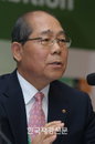 [JK포토] 질문에 답하는 이철우 롯데쇼핑 대표