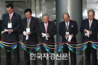 [JK포토] “테이프 커팅에 앞서 장갑 끼고…”