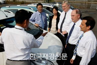 [JK포토] 프리츠 헨더슨 GM CEO, “이것이 GM 신차이군”