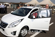 [JK포토] 닉 라일리 GM 사장, “차 한번 타볼까?”