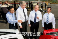 [JK포토] 프리츠 헨더슨 GM CEO, “GM대우 차가 잘됐으면 좋겠어!”
