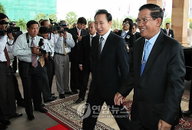 정상회담장 향하는 한-캄보디아 정상