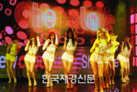 LG전자 ‘뉴초콜릿폰’ 소녀시대 ‘고양이춤’으로 인기만발