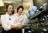 그룹 ‘카라’ 한승연, 일일 바리스타 변신
