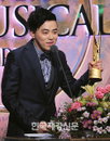 [JK포토] 남우조연상 수상한 조정석