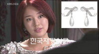 로맨틱한 리본에 여자가 설레인다