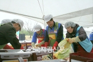 삼성토탈 대산공장에서 열린 행복한 김장 나눔행사에서 유석렬 사장(오른쪽 두번째)이 행사에 참가한 직원 및 가족들과 함께 김장을 담고 있다.