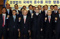 기념 촬영하는 선포식 참가자들