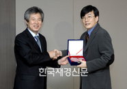 엄기영 MBC 사장, 손석희 ‘100문 토론’ 막방 후 감사패 전달!