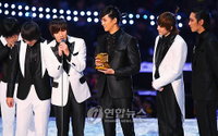[2009MAMA] 2PM, 남자그룹상 이어 ‘올해의 가수상’ “사랑한다”
