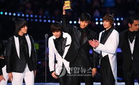 [2009MAMA] 2PM, 2관왕 눈물의 수상소감 “박재범에 영광을”