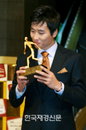 [JK포토] MVP 이동국, 트로피에 축하 입맞춤