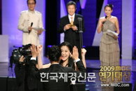 ‘선덕여왕’ 미실 고현정, 아들 비담과 하이파이브로 대상 수상 기쁨 나눠