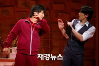 [JK포토] 김재만, 순진한 총각 선생에게 욕(?) 가르치는 중...