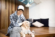 [JK포토] 이승기 “우리 귀염둥이 한 번 만져보실래요?”