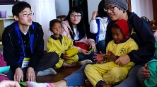 국립중앙청소년수련원 “2009나마스떼! 한국과 네팔 청소년희망프로젝트”에 참가한청소년들이 달마스딸리에 있는 어린이 집 아이들과 같이 즐거운 시간을 보내고 있다.