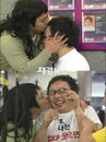 ‘거성쇼’ 박명수, 묘령의 여인들의 기습 키스에 화들짝 ‘도대체 누가’