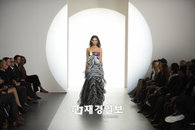 <데저트 플라워> 아프리카 사막의 유목민 소녀, 패션계의 신데렐라 되다!