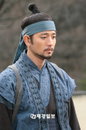 <동이> 배수빈, 생사의 기로에서 꽃잎과 함께 등장
