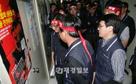 [JK포토] 한국노총 중앙집행위원회의에 비공개 회의에 항의하는 금융노조 지도부