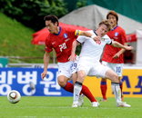 한국 대 벨라루스 축구평가전, 김남일 ‘비켜!’