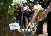 창립 9주년을 맞은 현대홈쇼핑의 민형동 사장이 지난 15일 '북서울 꿈의 숲'에서 열린 희망 나무 심기 행사에서 기념 식수를 하고 있다. (사진 맨 오른쪽이 현대홈쇼핑 민형동 사장)