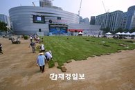 월드컵 응원으로 훼손된 서울광장, 잔디 교체로 새 단장