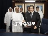 지난 12일(현지시간) UAE 아부다비에서 열린 샤 가스전 플랜트 계약식에서 박기석 삼성엔지니어링 사장(오른쪽)이 사이프 아흐메드 알 가프리 아부다비가스개발사 CEO와 계약서에 서명을 마치고 악수를 나누고 있다.