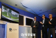 드림웍스 社 제프리 카첸버그(Jeffrey Katzenberg:사진 맨 오른쪽) CEO가 올 1월 열린 CES 2010에서 삼성전자 글로벌 컨퍼런스에 출연해 삼성전자의 3D LED TV를 시연하고 있다