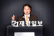 최태원 SK그룹 회장이 지난해 11월 서울에서 열린 UN글로벌컴팩트 한·중·일 라운드테이블에 참석해 축사 하고 있다.