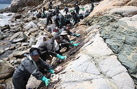 거제앞바다 방제작업 나선 석유公 직원들