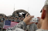이라크 주둔 미국 군인들이 철수하기 전 기념사진을 촬영하고 있다. ⓒ AP/뉴시스